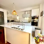 Bright And Stylish In Center 2 Bedrooms 앙티브