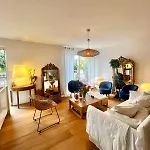 Bright And Stylish In Center 2 Bedrooms 펜션 앙티브