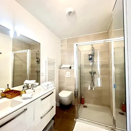 Bright And Stylish In Center 2 Bedrooms * アンティーブ