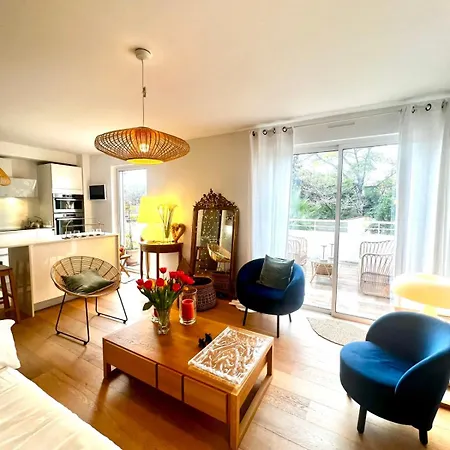 Hébergement de vacances Bright And Stylish In Center 2 Bedrooms *